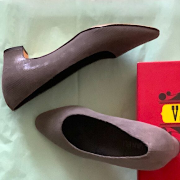 Van Eli Gray leather embossed Pumps - Picture 7 of 7